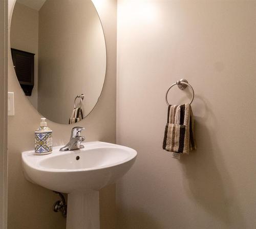 198 Sunset Heights, Cochrane, AB - Indoor Photo Showing Bathroom