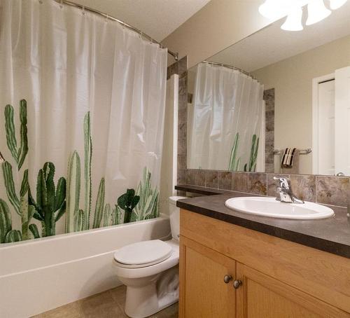 198 Sunset Heights, Cochrane, AB - Indoor Photo Showing Bathroom