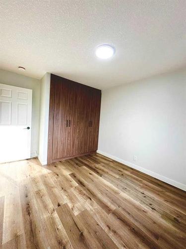 1435 42 Street Ne, Calgary, AB - Indoor Photo Showing Other Room