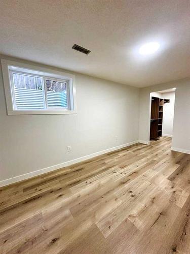 1435 42 Street Ne, Calgary, AB - Indoor Photo Showing Other Room