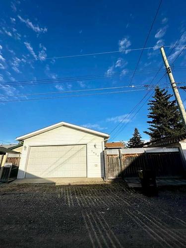 1435 42 Street Ne, Calgary, AB - Outdoor