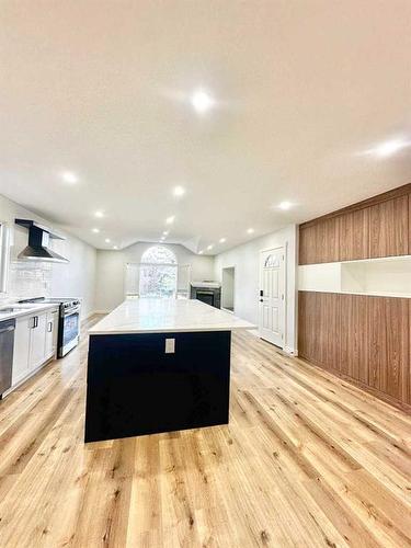 1435 42 Street Ne, Calgary, AB - Indoor Photo Showing Kitchen