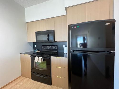 1513-8880 Horton Road Sw, Calgary, AB - Indoor Photo Showing Kitchen