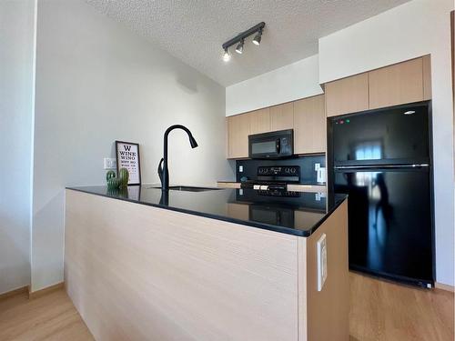 1513-8880 Horton Road Sw, Calgary, AB - Indoor Photo Showing Kitchen