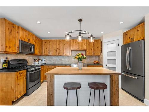 4058 46 Street Sw, Calgary, AB - Indoor Photo Showing Kitchen