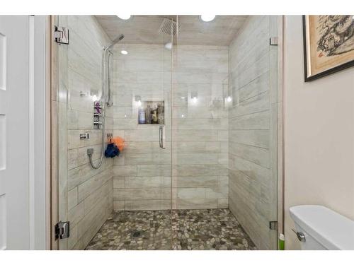 4058 46 Street Sw, Calgary, AB - Indoor Photo Showing Bathroom