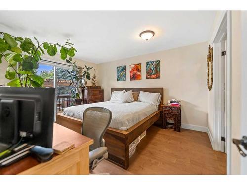 4058 46 Street Sw, Calgary, AB - Indoor Photo Showing Bedroom