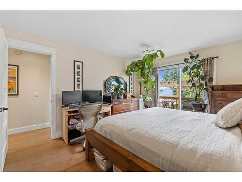 4058 46 Street Sw, Calgary, AB - Indoor Photo Showing Bedroom