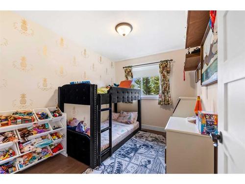 4058 46 Street Sw, Calgary, AB - Indoor Photo Showing Bedroom