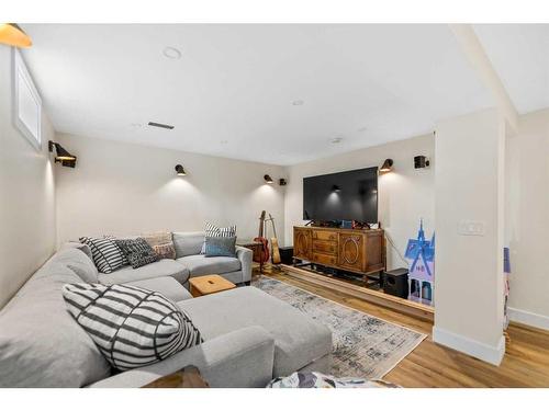 4058 46 Street Sw, Calgary, AB - Indoor Photo Showing Living Room