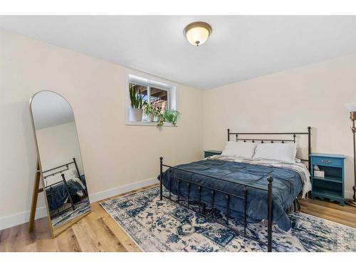 4058 46 Street Sw, Calgary, AB - Indoor Photo Showing Bedroom