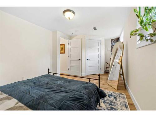 4058 46 Street Sw, Calgary, AB - Indoor Photo Showing Bedroom