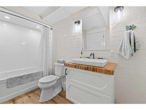 4058 46 Street Sw, Calgary, AB - Indoor Photo Showing Bathroom