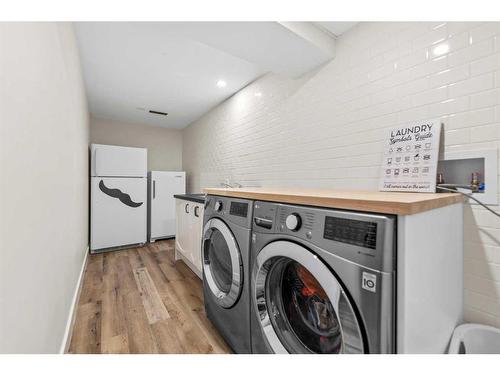 4058 46 Street Sw, Calgary, AB - Indoor Photo Showing Laundry Room