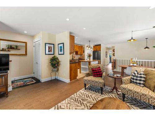 4058 46 Street Sw, Calgary, AB - Indoor Photo Showing Living Room