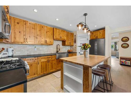 4058 46 Street Sw, Calgary, AB - Indoor Photo Showing Kitchen