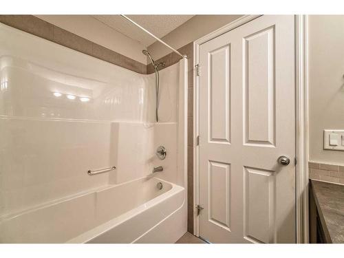 3304-4 Kingsland Close Se, Airdrie, AB - Indoor Photo Showing Bathroom