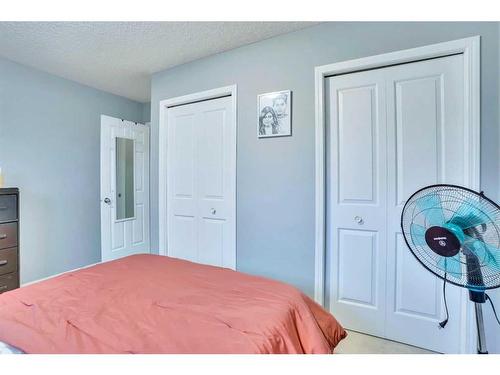 489 Saddlecrest Boulevard Ne, Calgary, AB - Indoor Photo Showing Bedroom