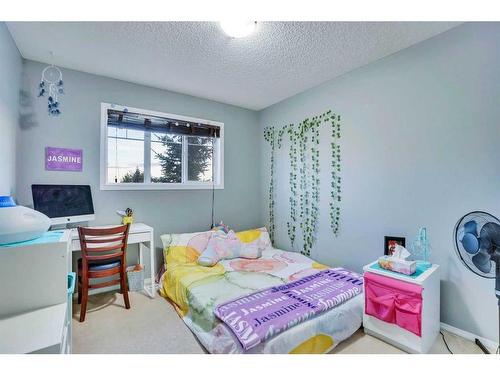 489 Saddlecrest Boulevard Ne, Calgary, AB - Indoor Photo Showing Bedroom