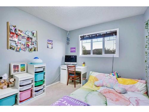 489 Saddlecrest Boulevard Ne, Calgary, AB - Indoor Photo Showing Bedroom