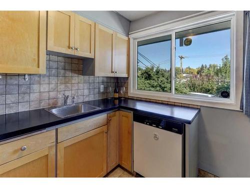 74 Chelsea Street Nw, Calgary, AB - Indoor Photo Showing Kitchen