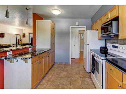 74 Chelsea Street Nw, Calgary, AB - Indoor Photo Showing Kitchen