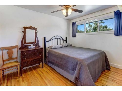 74 Chelsea Street Nw, Calgary, AB - Indoor Photo Showing Bedroom