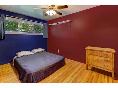 74 Chelsea Street Nw, Calgary, AB - Indoor Photo Showing Bedroom