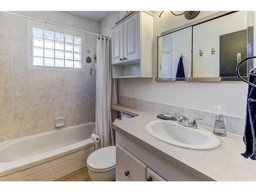 74 Chelsea Street Nw, Calgary, AB - Indoor Photo Showing Bathroom