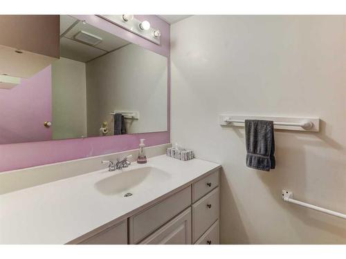 74 Chelsea Street Nw, Calgary, AB - Indoor Photo Showing Bathroom