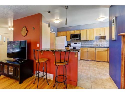 74 Chelsea Street Nw, Calgary, AB - Indoor Photo Showing Kitchen