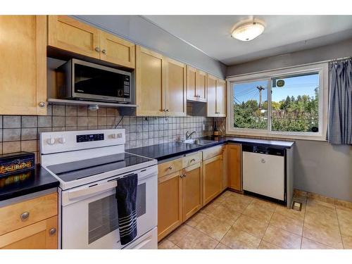 74 Chelsea Street Nw, Calgary, AB - Indoor Photo Showing Kitchen