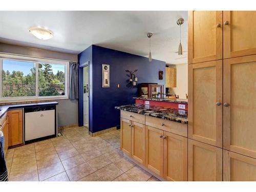 74 Chelsea Street Nw, Calgary, AB - Indoor Photo Showing Kitchen