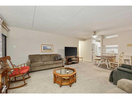 517-5204 Dalton Drive Nw, Calgary, AB - Indoor Photo Showing Living Room