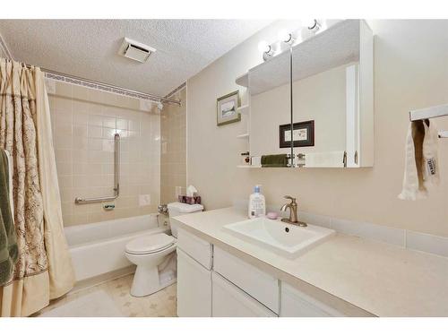 517-5204 Dalton Drive Nw, Calgary, AB - Indoor Photo Showing Bathroom