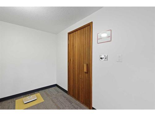 517-5204 Dalton Drive Nw, Calgary, AB - Indoor Photo Showing Other Room