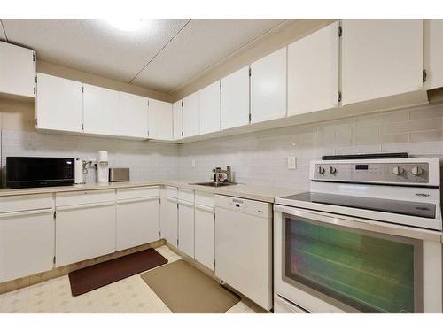 517-5204 Dalton Drive Nw, Calgary, AB - Indoor Photo Showing Kitchen