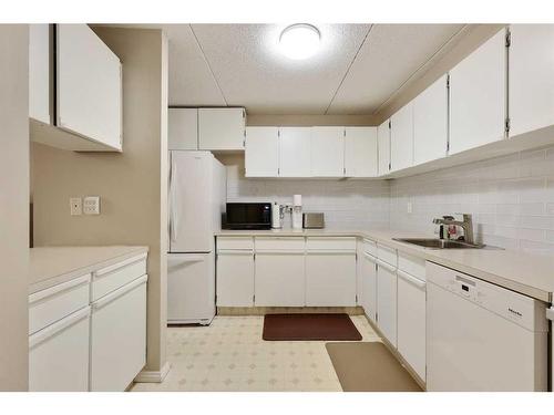 517-5204 Dalton Drive Nw, Calgary, AB - Indoor Photo Showing Kitchen