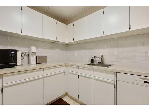 517-5204 Dalton Drive Nw, Calgary, AB - Indoor Photo Showing Kitchen