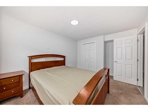 117 Saddlecrest Crescent Ne, Calgary, AB - Indoor Photo Showing Bedroom