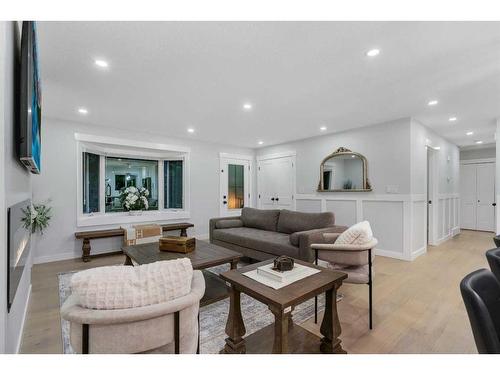 7027 Huntbourne Green Ne, Calgary, AB - Indoor Photo Showing Living Room