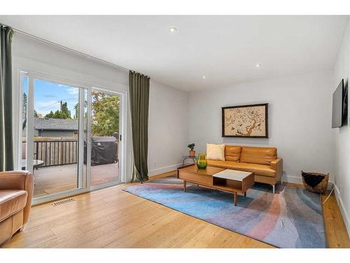 531 Parkvalley Road Se, Calgary, AB - Indoor Photo Showing Living Room