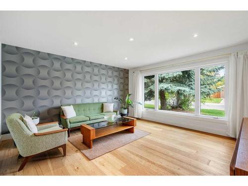 531 Parkvalley Road Se, Calgary, AB - Indoor Photo Showing Living Room