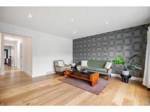 531 Parkvalley Road Se, Calgary, AB - Indoor Photo Showing Living Room