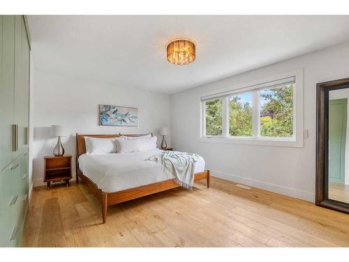 531 Parkvalley Road Se, Calgary, AB - Indoor Photo Showing Bedroom