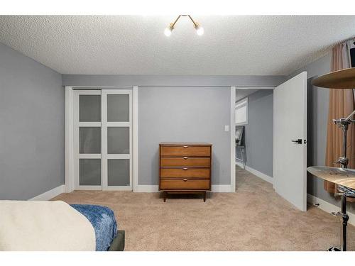 531 Parkvalley Road Se, Calgary, AB - Indoor Photo Showing Bedroom