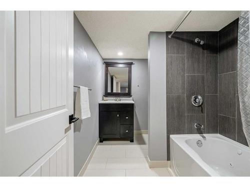 531 Parkvalley Road Se, Calgary, AB - Indoor Photo Showing Bathroom