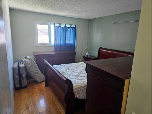 1315-68 Street Street Ne, Calgary, AB - Indoor Photo Showing Bedroom