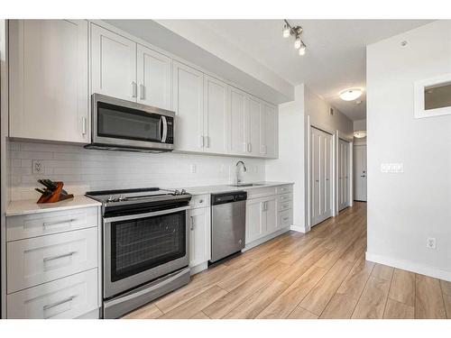 405-300 Auburn Meadows Common Se, Calgary, AB - Indoor Photo Showing Kitchen With Upgraded Kitchen