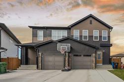 117 Carringvue Park NW Calgary, AB T3P 1L1